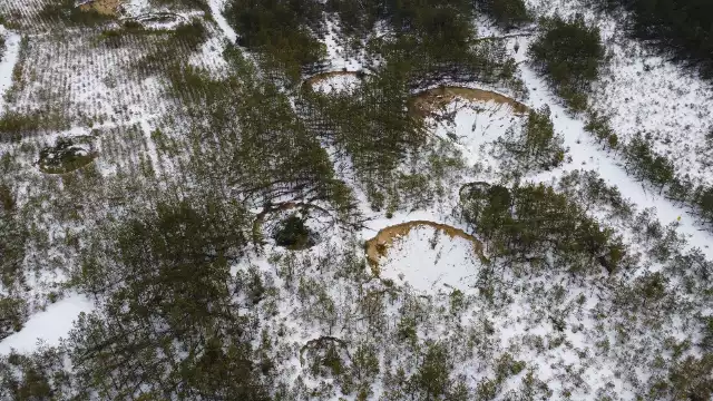Dziesiątki wielkich kraterów w okolicy kopalni piasku w Hutkach