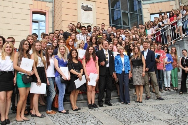 Uniwersytet Opolski zorganizował dla chętnych letnią szkołę języka polskiego. Wzięło w niej udział 146 osób z czego 119 będzie kontynuowało naukę od października w Opolu. Podobny projekt prowadziła Politechnika Opolska. Tu zostaje 70 nowych żaków.