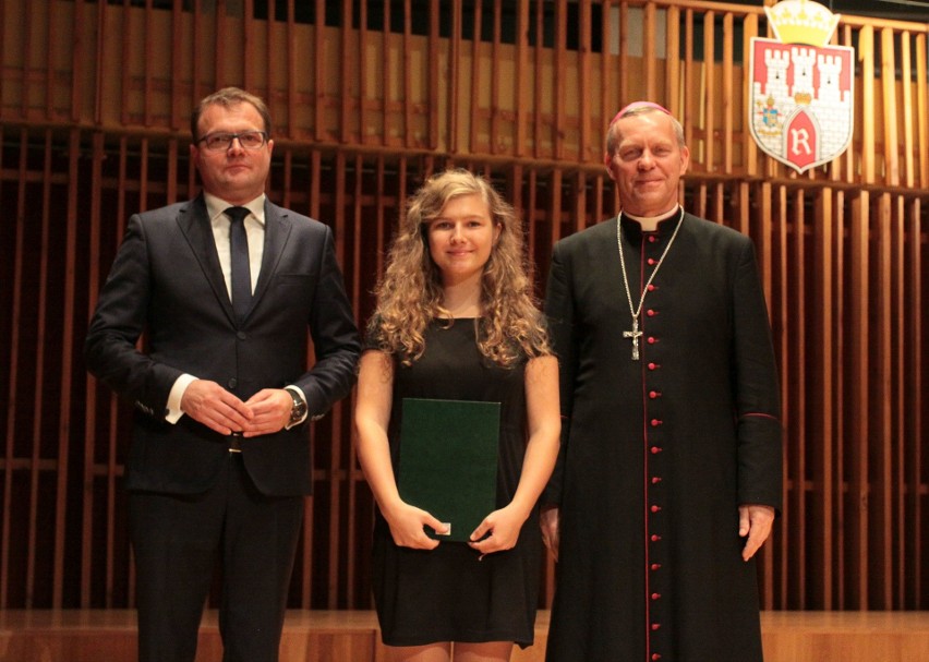 Dzień Nauczyciela 2017 w Radomiu. Były nagrody, kwiaty i gratulacje 