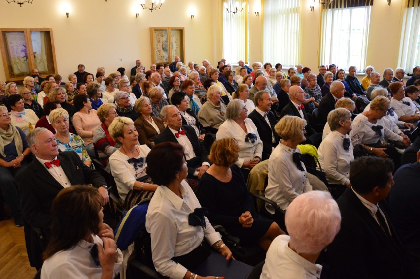 Myślenice. Słuchacze Uniwersytetu Trzeciego Wieku zaśpiewali "Gaudeamus igitur"