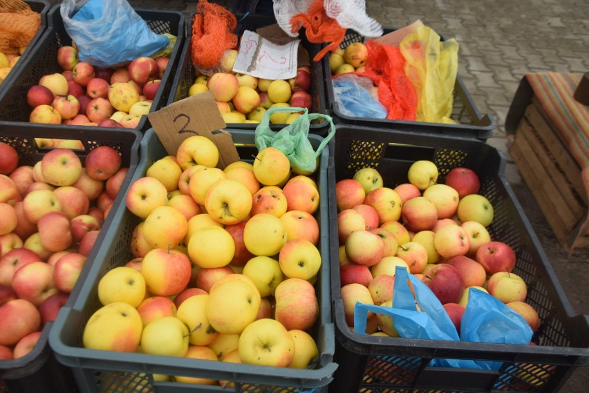 Ceny warzyw i owoców na targowisku w Przysusze. Po ile buraki, ziemniaki, seler, cebula, jabłka, pomidory? Zobaczcie zdjęcia