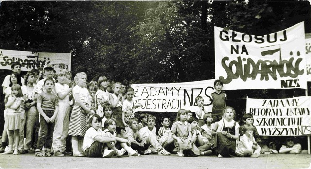 Dzieci pod transparentami „Solidarności”, Białystok, 1989 r., Zdjęcie pochodzi z Muzeum Historycznego w Białymstoku