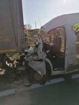 Morawica. Wypadek na autostradzie A4 z udziałem ciężarówki. Ranna osoba została zakleszczona w samochodzie