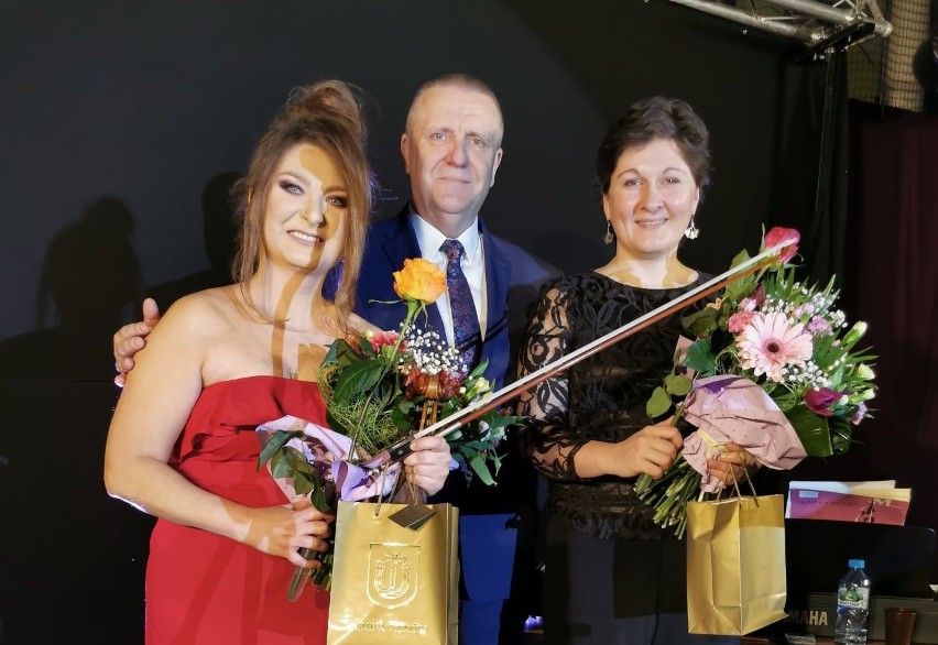 Burmistrz Lech Łodej podziękował kwiatami podziękował...