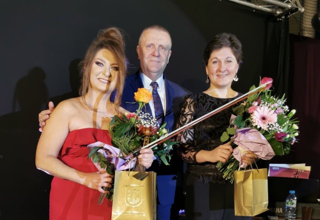 Burmistrz Lech Łodej podziękował kwiatami podziękował występującym w Kunowie artystkom.