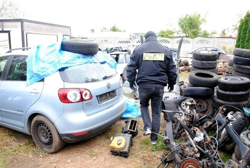 W Przeźmierowie policjanci odkryli dziuplę samochodową
