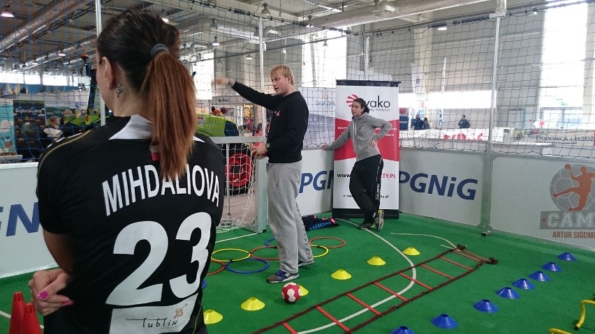 Artur Siódmiak i piłkarki MKS Selgros Lublin uczą dzieci gry w piłkę ręczną (WIDEO)