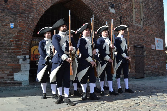 Rekonstruktorzy z Garnizonu Gdańsk w replikach XVIII-wiecznych mundurów wojsk gdańskich