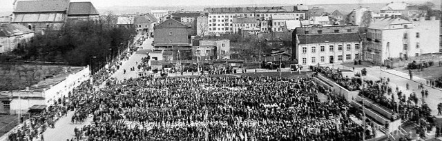 Manifestacja pierwszomajowa na pl. Niepodległości w 1970 r. Widok z remizy (obecnie budynek TLiA w Łomży) od strony ul. Armii Czerwonej (dziś Polowa). Fot. B. Deptuła.