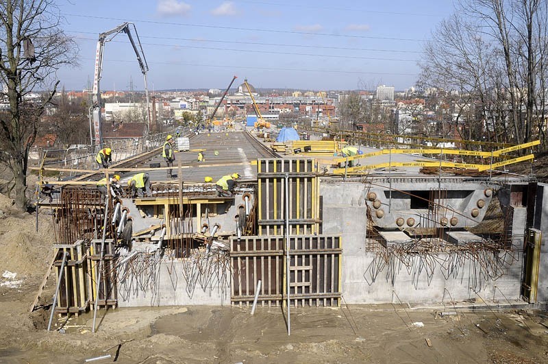 Wszystkie przejmą ciężar prawie 10 tys. ton stali i 19,5...