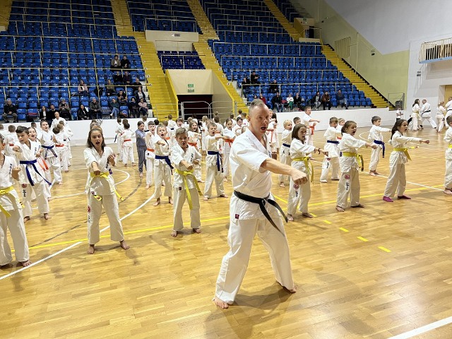 Młodzież do występu podczas ceremonii otwarcia VII Mistrzostw Świata Karate przygotowuje sensei Piotr Kęćko z Kieleckiego Klubu Sportowego Karate.