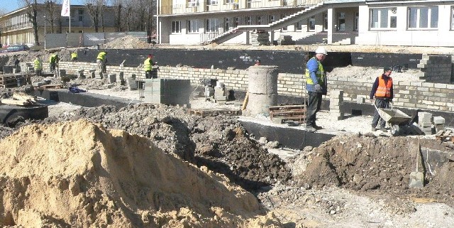 Nowy blok operacyjny w buskim szpitalu rośnie jak na drożdżach. Teraz ekipy budowlane pracują nad zalewaniem fundamentów.