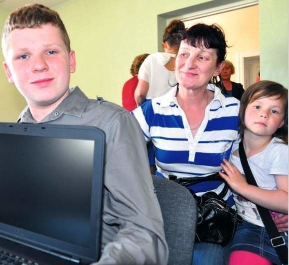 Unia daje komputery w powiecie szczecineckimLucyna Klaman wraz z wnuczkiem Kubą, dla którego jest rodziną zastępczą, także nie mogli się już doczekać komputera.