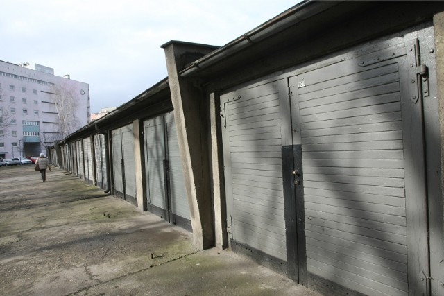 Garaż, który spełnia określone wymogi, może być zbudowany na zgłoszenie, bez uzyskiwania pozwolenia na budowę.