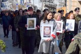 Ulicami Kielc przeszedł marsz upamiętniający ofiary Zbrodni Katyńskiej. Było mnóstwo ludzi. Zobacz zdjęcia