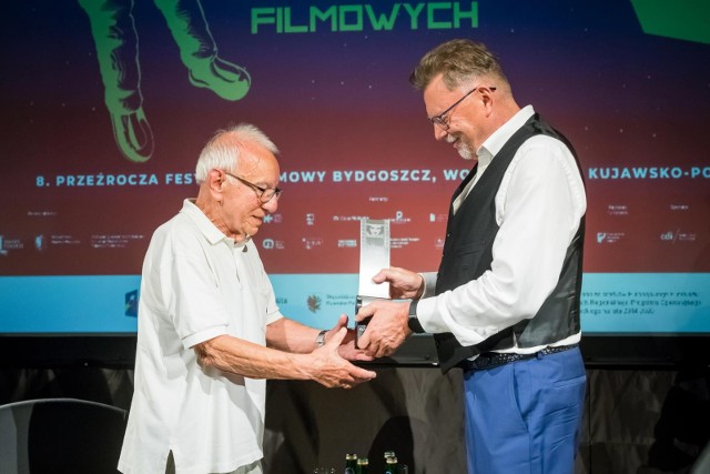 Marek Piestrak za film "Wilczyca" otrzymał w piątek (19.08) nagrodę marszałka województwa kujawsko-pomorskiego w Bydgoszczy, podczas 8. Festiwalu Filmowego "Przeźrocza".