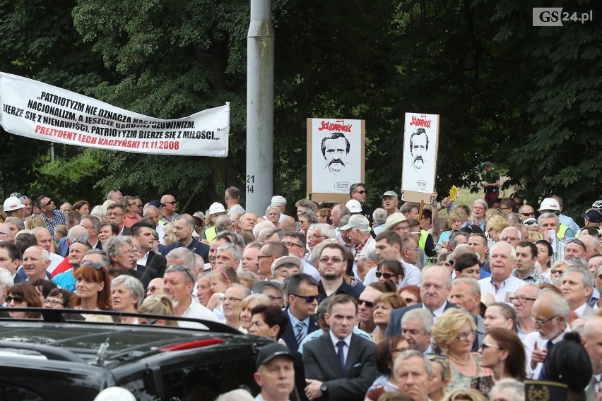 Pomnik Lecha Kaczyńskiego w Szczecinie odsłonięty z pompą. Prezydent w dynamicznej pozie, zamyślony nad Polską  [ZDJĘCIA]