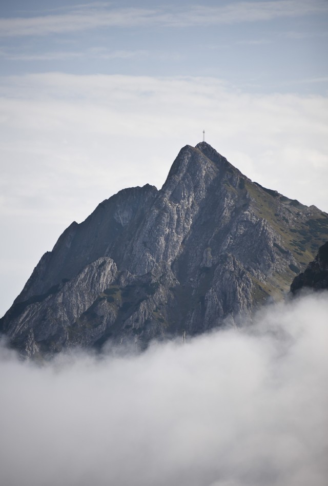 Giewont, symbol Tatr, na który prowadzi dość łatwy szlak, jest w istocie niebezpieczną górą