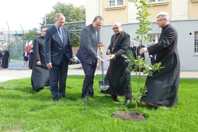 W Zespole Szkół Katolickich im. ks. Jana Długosza we Włocławku uroczyście rozpoczęto rok szkolny 2016/2017 w 100. rocznicę założenia Szkoły. W uroczystościach udział wziął sekretarz stanu, szef gabinetu Prezydenta Rzeczpospolitej Polskiej Adam Kwiatkowski. Obecni też byli liczni przedstawiciele władz miasta, władze oświatowe województwa kujawsko-pomorskiego oraz biskupi Diecezji Włocławskiej.Uroczystości rozpoczęła msza pod przewodnictwem biskupa Wiesława Meringa w bazylice katedralnej.Plan uroczystości w ZSK przy ul. Łęgskiej:1. Powitanie przez Dyrektora Zespołu Szkół Katolickich Księdza Prałata dr. Jacka Kędzierskiego2. Wystąpienia okolicznościowe zaproszonych Gości3. Program artystyczny w wykonaniu nauczycieli i uczniów Zespołu Szkół Katolickich - „Z piosenką przez stulecie”4. Zwiedzanie Szkoły5. Przejście na dziedziniec Szkoły: - wprowadzenie Sztandaru Szkoły- odśpiewanie hymnu państwowego - kronika inwestycji budowy boiska – wystąpienie pani Magdaleny Gutral – głównej księgowej ZSK 6. Poświęcenie boiska szkolnego przez Księdza Biskupa Wiesława Alojzego Meringa7. Zainicjowanie pierwszego meczu szkolnych drużyn 8. Zasadzenie na skwerze szkolnego dziedzińca dębu upamiętniającego Uroczyste Rozpoczęcie Roku Szkolnego w 100. rocznicę założenia Szkoły - odśpiewanie hymnu Szkoły9. Zakończenie spotkania i podsumowanie – Jego Ekscelencja Ksiądz Biskup Wiesław Alojzy Mering