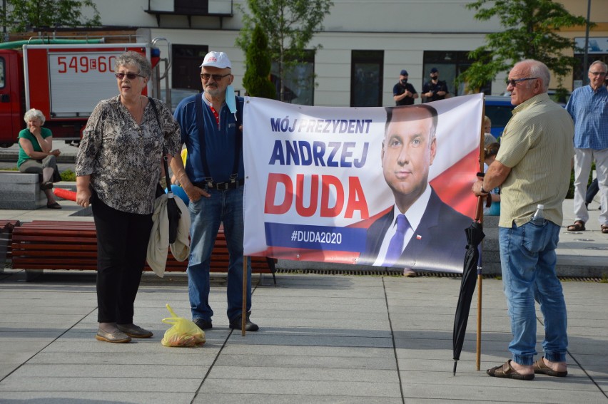 Andrzej Duda w Tomaszowie Mazowieckim. Spotkanie z mieszkańcami i protest LGBT [ZDJĘCIA, FILM]