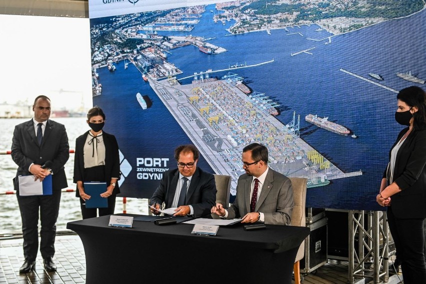 Mateusz Morawiecki w Gdyni: "Dzisiaj potrzebujemy takich dużych inwestycji". Port i CPK zawiązują współpracę i mówią o Drodze Czerwonej