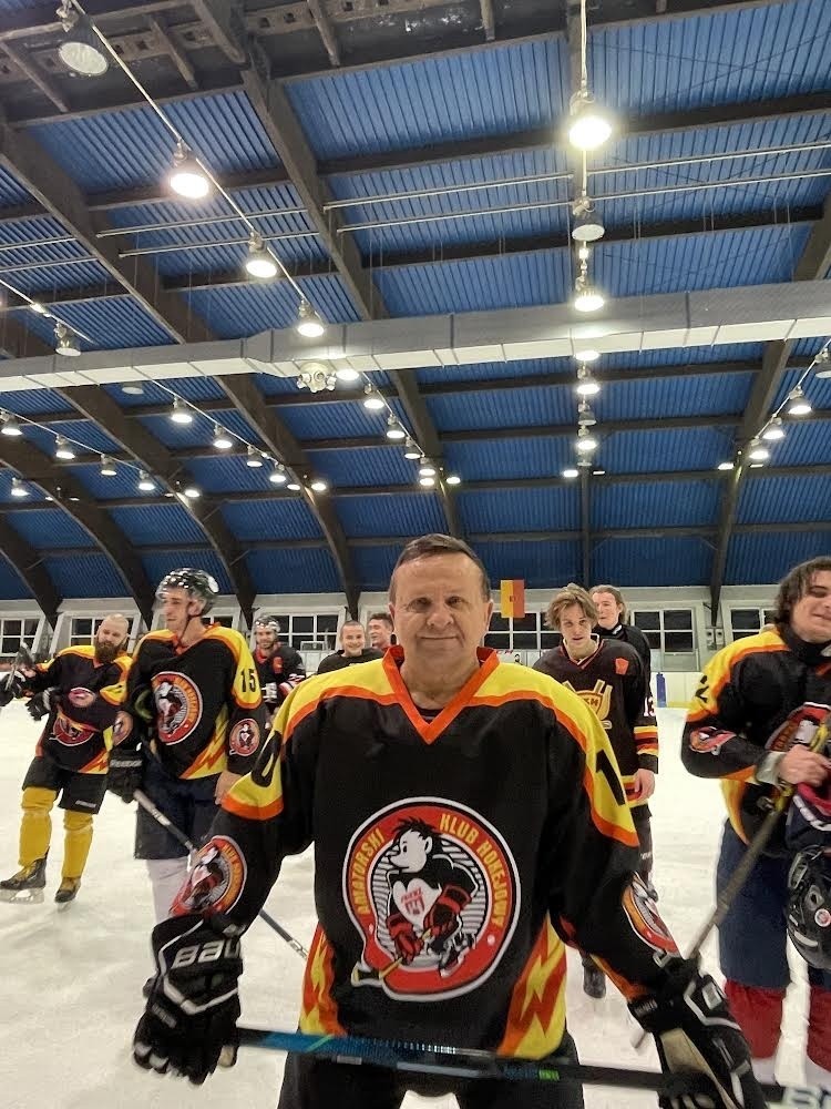 W Zgierzu. Poseł Marek Matuszewski z powodzeniem gra w hokeja na lodzie!