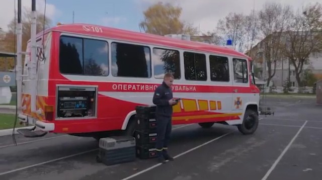 Podarowany ukraińskim strażakom samochód strażacki jako mobilne centrum dowodzenia i łączności pełni swoją misję w rejonie Tarnopola