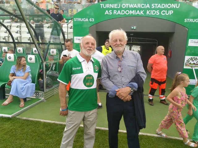 Z prawej Jacek Czachor syn Aleksandra patrona stadionu Po lewej legenda Radomiaka Ryszard Mrozek. Na kolejnych slajdach zdjęcia z Turnieju Otwarcia Stadionu.