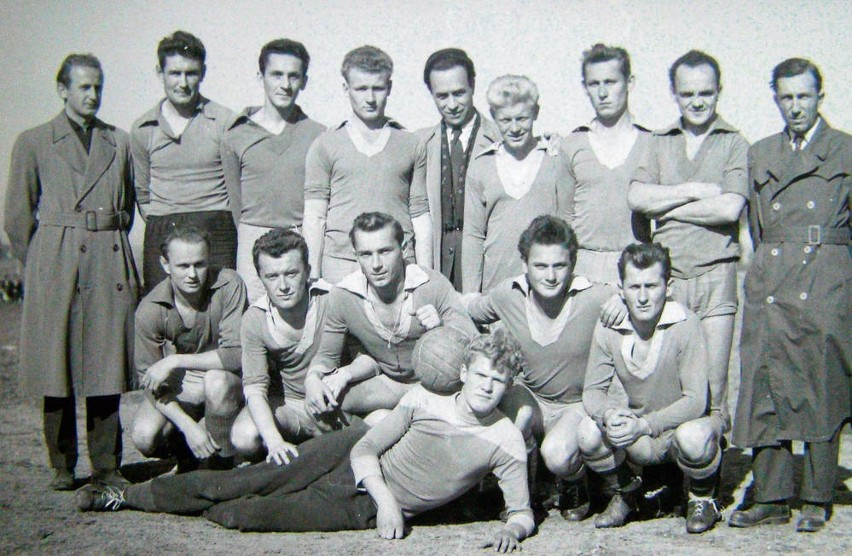 Na tym zdjęciu Jerzy Steckiw (stoi pierwszy z lewej)...