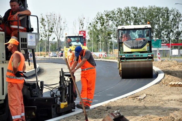 Budowa ronda na skrzyżowaniu dróg krajowych nr 46 i 94 w Karczowie w gminie Dąbrowa.