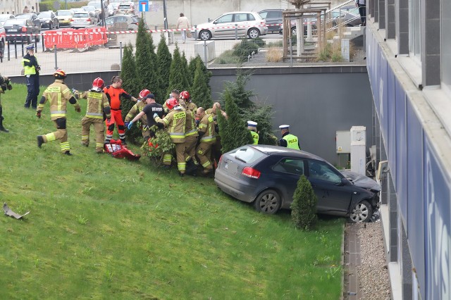 (21.03.2024) Samochód osobowy rozbił się o ścianę Domaru. Trwa reanimacja kierowcy