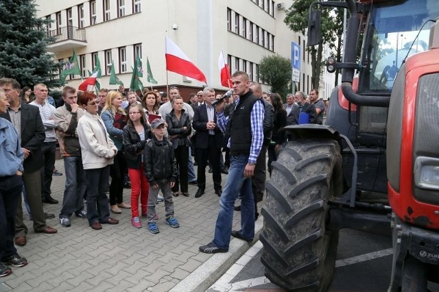 Ul. Mickiewicza. Protest rolnikówOkoło stu podlaskich rolników protestuje w czwartek przed Podlaskim Urzędem Wojewódzkim w Białymstoku przeciw zbyt niskim - ich zdaniem - odszkodowaniom za szkody wyrządzane przez dziki. Domagają się spotkania m.in. z ministrem rolnictwa.http://get.x-link.pl/674fc4b5-d99a-383d-9a6e-31c8121ebba1,f02e26eb-3855-ec93-071d-4633dd7035e4,embed.html