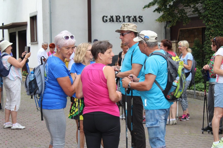 Entuzjaści Nordic Walking pielgrzymowali z kijami na Górę św. Anny