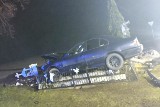 Kierująca BMW wypadła z drogi i staranowała przydrożną kapliczkę w gminie Lipno