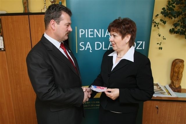 Dyrektor kieleckiego oddziału BGŻ Maria Cabaj wręczyła talony wójtowi gminy Masłów, Ryszardowi Pazerze.