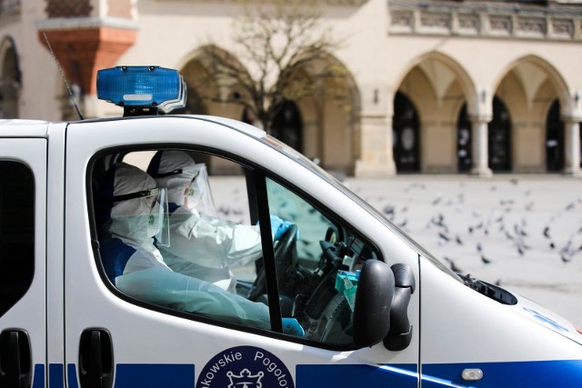 17.04.2020 krakow,rynek glowny, koronawirus w polsce, nz ambulans, maska, przylbica, fot. andrzej banas / polska press