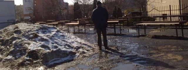 Na targowisku w Koronowie pełno wody i błota z topiącego się śniegu.