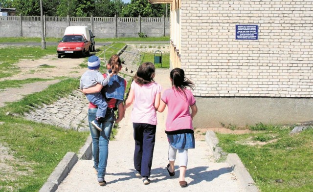 W Grupie pod Świeciem mieści się jedyny w regionie ośrodek dla uchodćów. Obecnie przebywają tam 154 osoby pochodzące głównie z rejonu Kaukazu. Traktują pobyt tam jako tymczasowy.