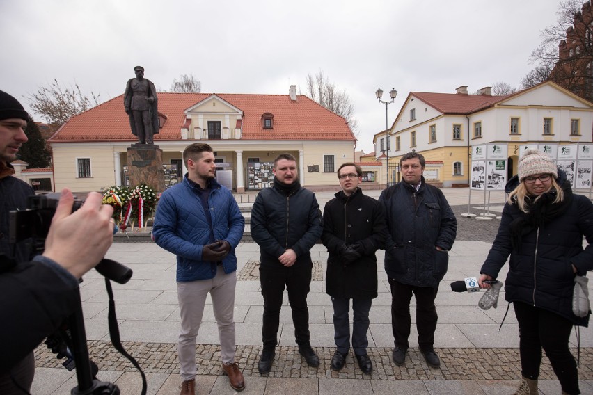 Młodzież Wszechpolska zaprasza Marsz Żołnierzy Wyklętych w Białymstoku 2018. Uczestnicy ruszą spod pomnika Józefa Piłsudskiego (wideo)