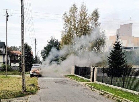 Pożar samochodu w Jawiszowicach. Nikt nie został ranny [ZDJĘCIA]