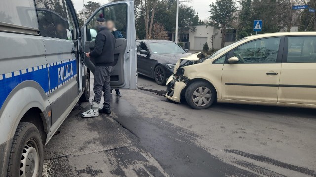 Mają za to na co narzekać kierowcy, którzy teraz znajdują się w okolicy, w której doszło do wypadku. Zdarzenie dość skutecznie utrudnia teraz ruch.