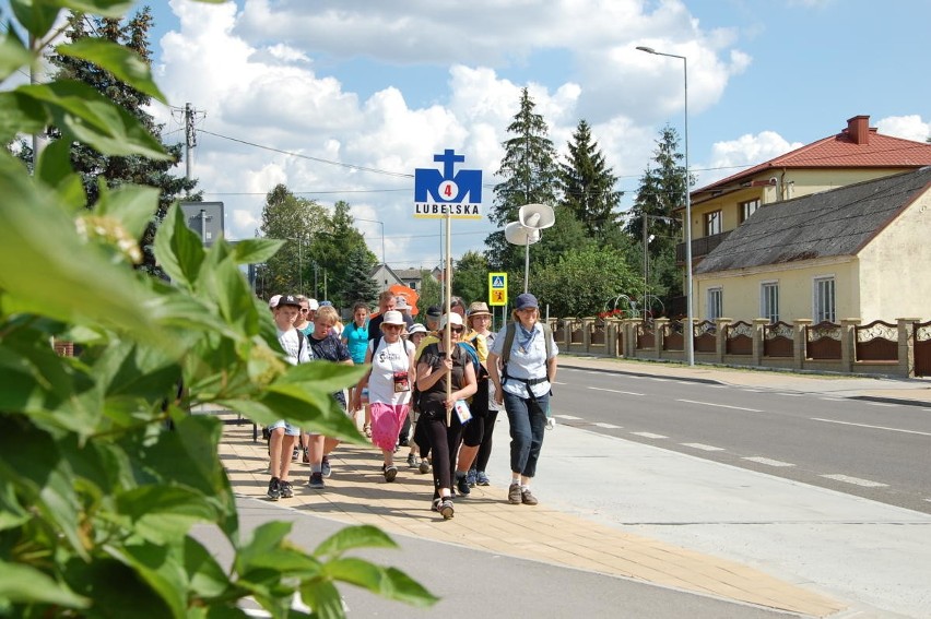 Lubelscy pielgrzymi coraz bliżej Jasnej Góry. Pokonali kolejne kilometry 