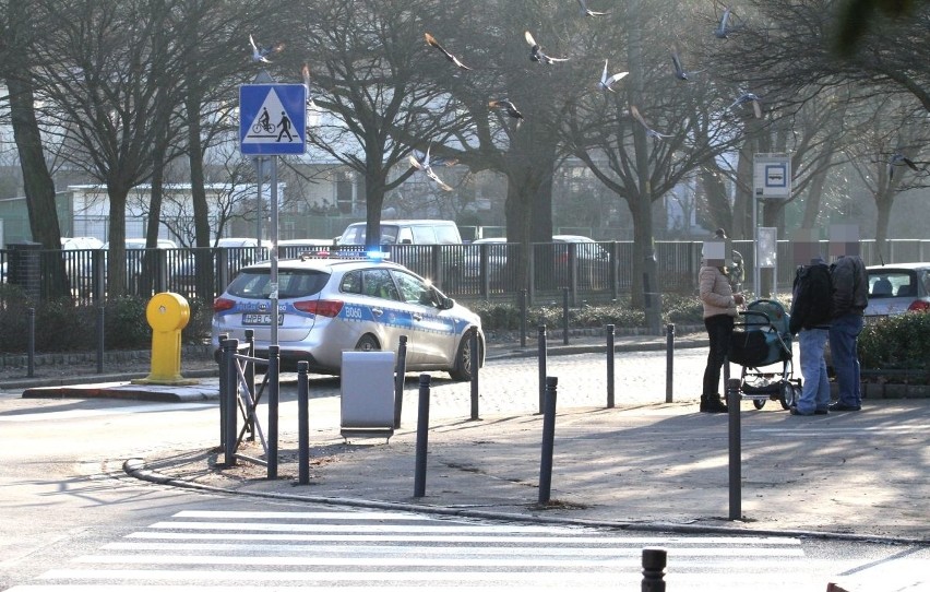 Wypadek na Spółdzielczej. Potrącona młoda kobieta i niemowlę. Kierowcę oślepiło słońce