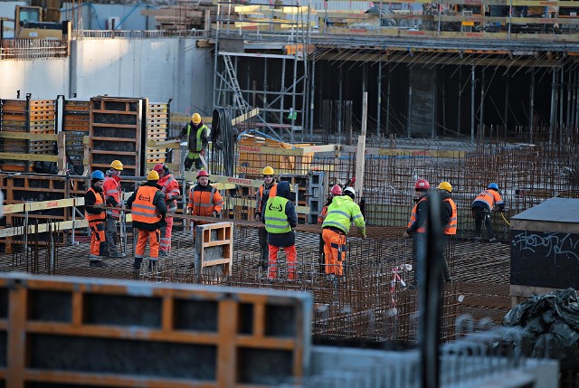 Białorusini coraz częściej ustawiają się w kolejce po pracę w Polsce, bo podobnie jak Ukraińcy, mogą przyjeżdżać do Polski w ramach uproszczonej procedury zatrudniania.