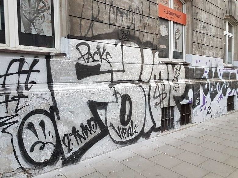 Kraków. Świeżo wyremontowane budynki padają ofiarami pseudografficiarzy. Sprawców ściga policja