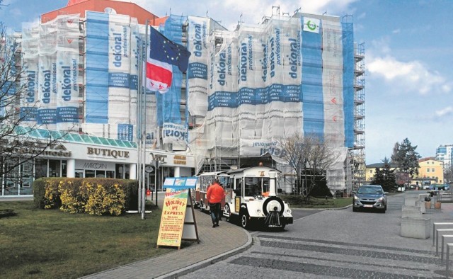 Od lutego trwa remont elewacji hotelu Amber Baltic. Zachodnia fasada budynku ma być odświeżona do 10 maja. Druga część - od strony wschodniej - dopiero po sezonie