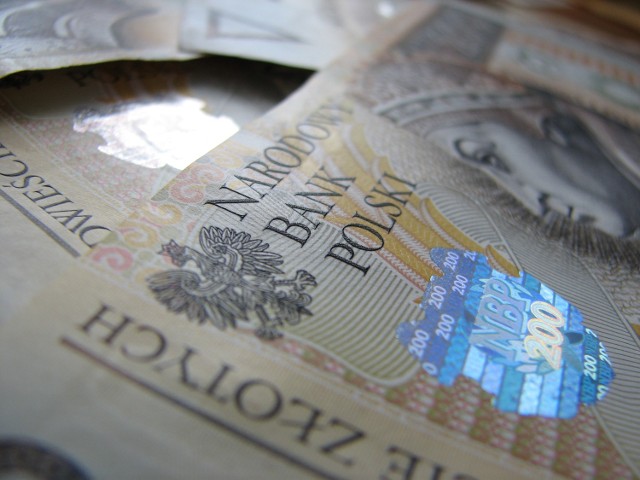 Polacy wycofują pieniądze z lokatJuż drugi miesiąc z rzędu spada wartość oszczędności zgromadzonych przez Polaków na depozytach bankowych.