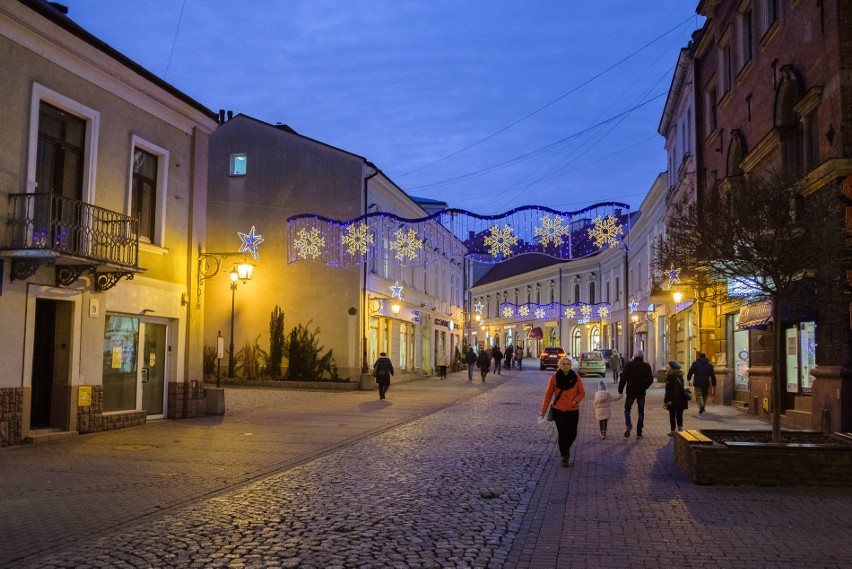 Tarnowskie ulice przyozdobione świątecznymi iluminacjami [ZDJĘCIA]