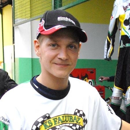 Fredrik Lindgren. 23 lata. Indywidualny mistrz Szwecji juniorów w latach 2003-04 i trzeci wśród seniorów w 2006 r. W poprzednim sezonie startował z dziką kartą w dwóch turniejach Grand Prix (3. w Eskilstunie i 8. w Malilli), a w tym sezonie jest stałym uczestnikiem cyklu.