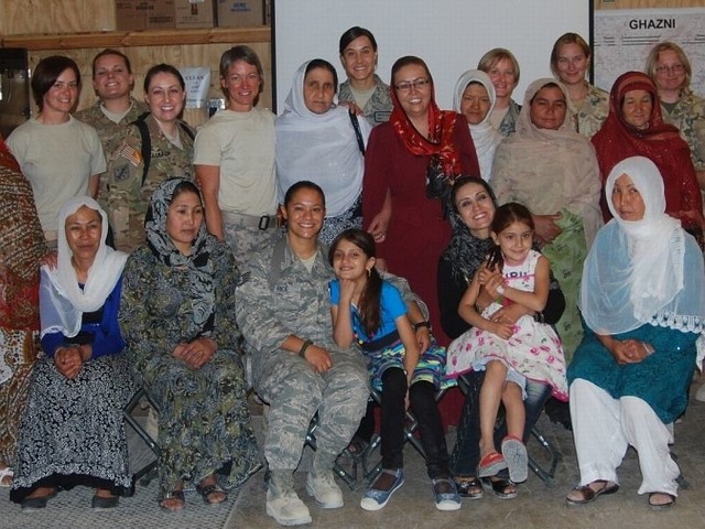 Spotkanie zakończyło wspólne zdjęcie Afganek, Polek i Amerykanek